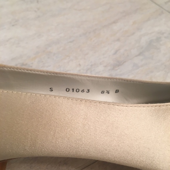 Stuart Weitzman Silk Kitten Heal Pump - Picture 3 of 14